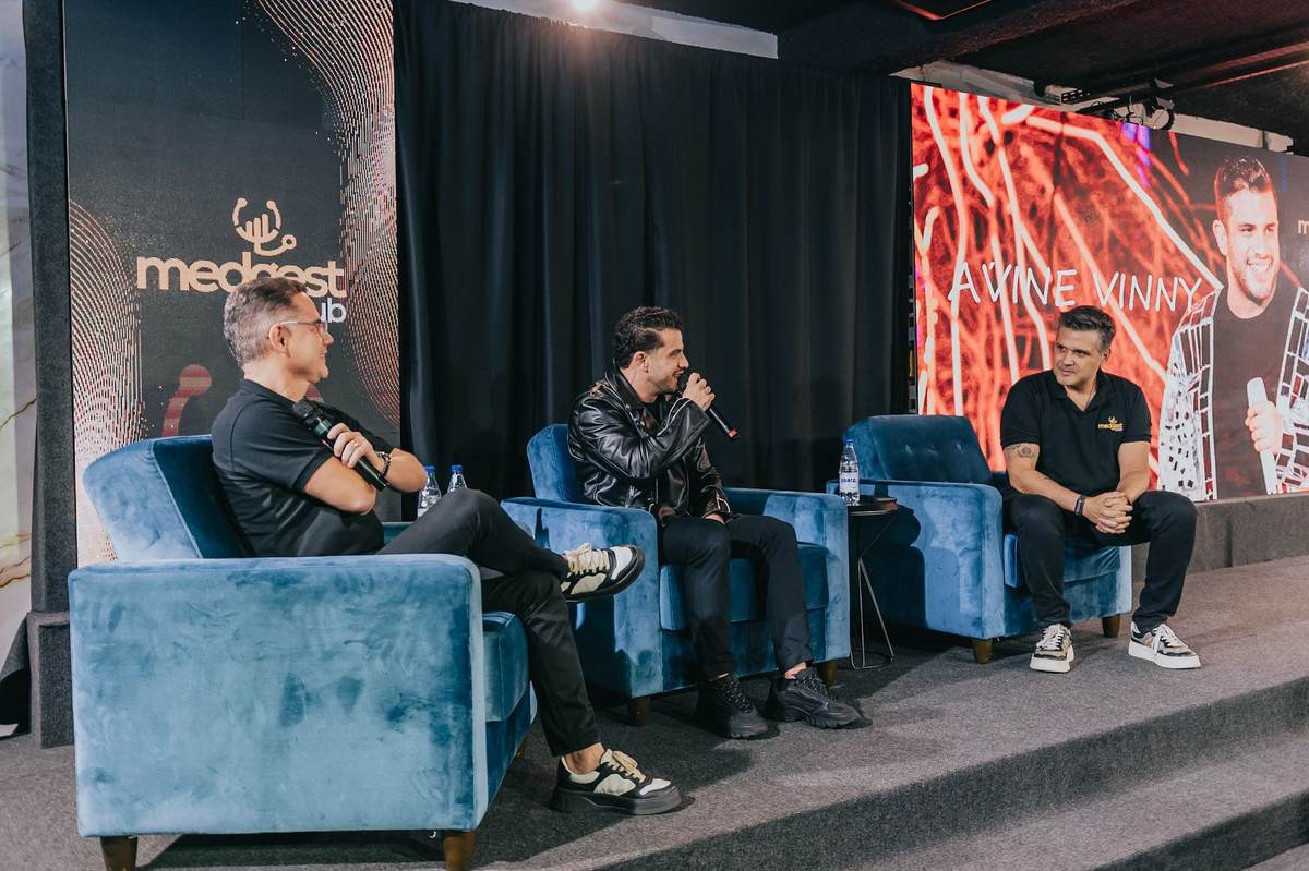 Palco do MedGest Club com convidados em conversa